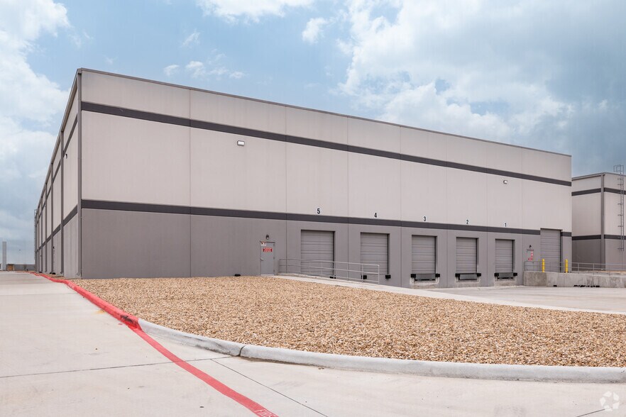 More Photos Of 17620 Eastex Fwy, Humble Industrial For Sale