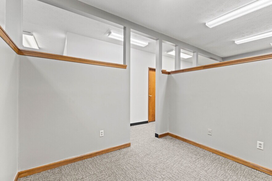 More Photos Of 1542 E Greyhound Pass, Carmel Medical For Lease