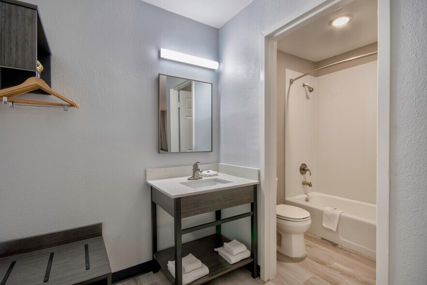 More Photos Of 26010 Southwest Fwy, Rosenberg Hotel For Sale
