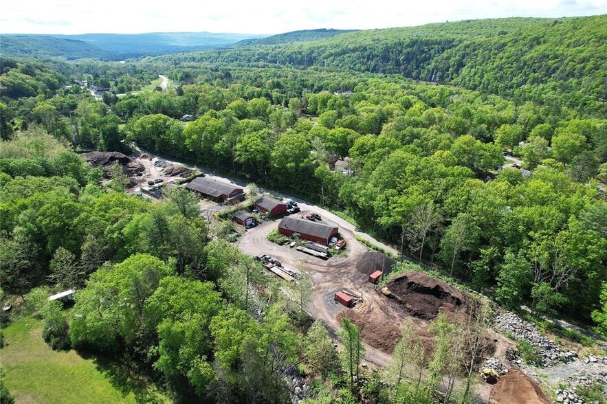 More Photos Of 26 Hook Rd, Sparrow Bush Distribution For Sale