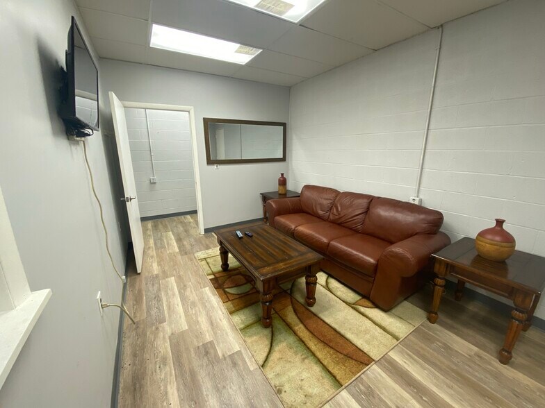 More Photos Of 136 Beattie St, Syracuse Flex For Sale