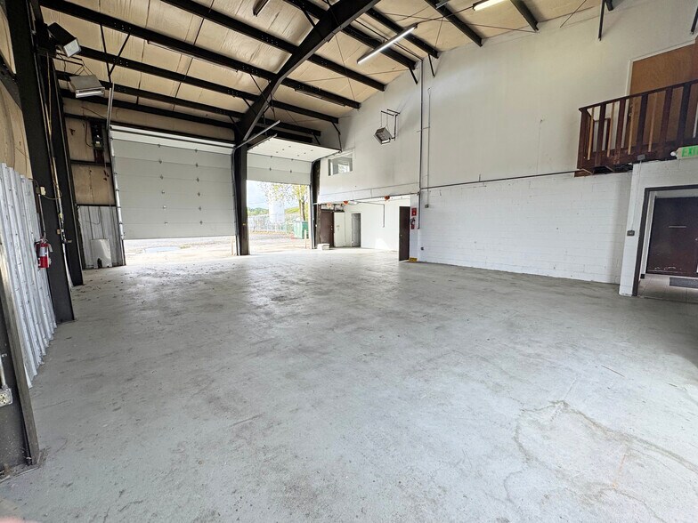 More Photos Of 4821 Stamp Rd, Temple Hills Warehouse For Lease