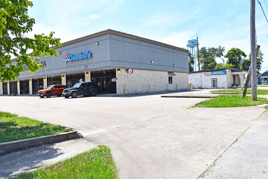 More Photos Of 200-201 N Main St, Sweeny Storefront For Sale