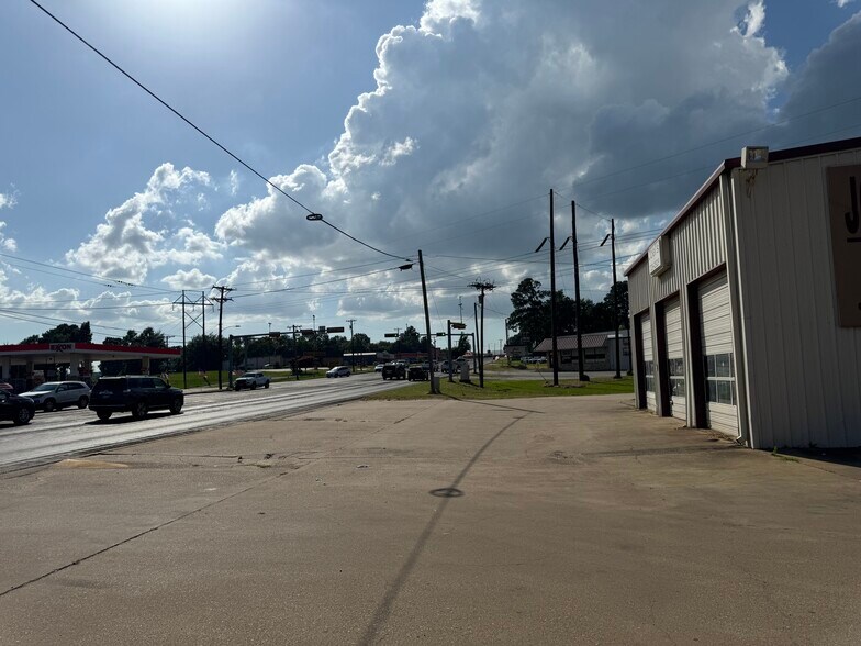 More Photos Of 1900 Crockett Rd, Palestine Storefront For Sale