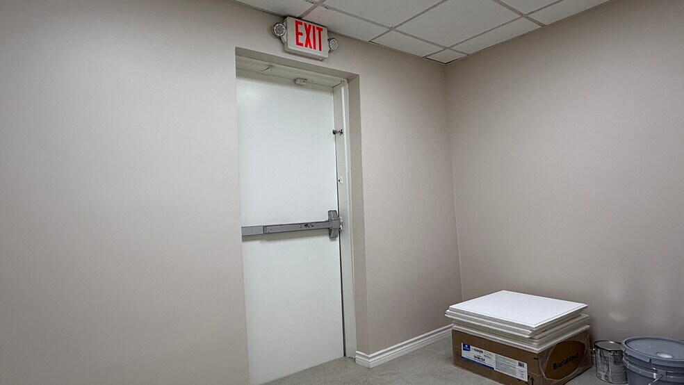 More Photos Of 5901 Schumacher Ln, Houston Office Residential For Lease