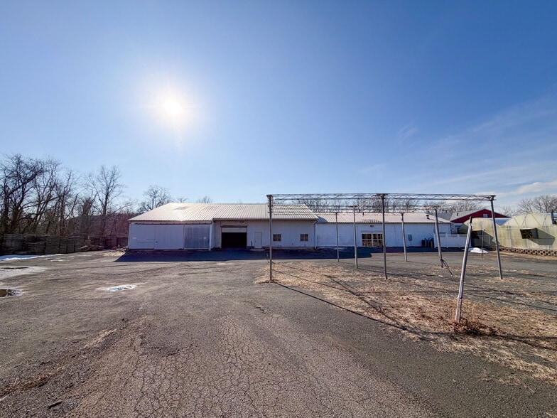More Photos Of 147 Meriden Rd, Middlefield Garden Center For Sale