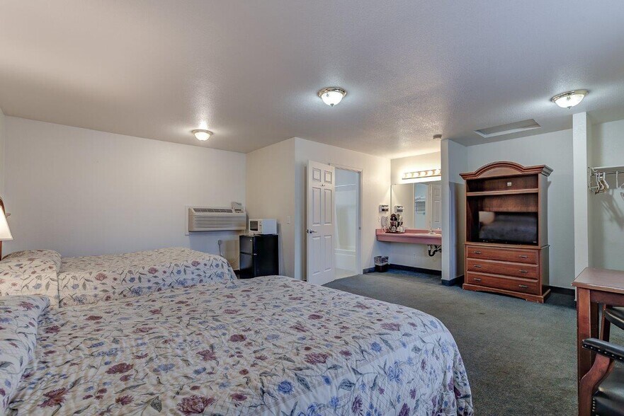 More Photos Of 718 Main St, Weaverville Hotel For Sale