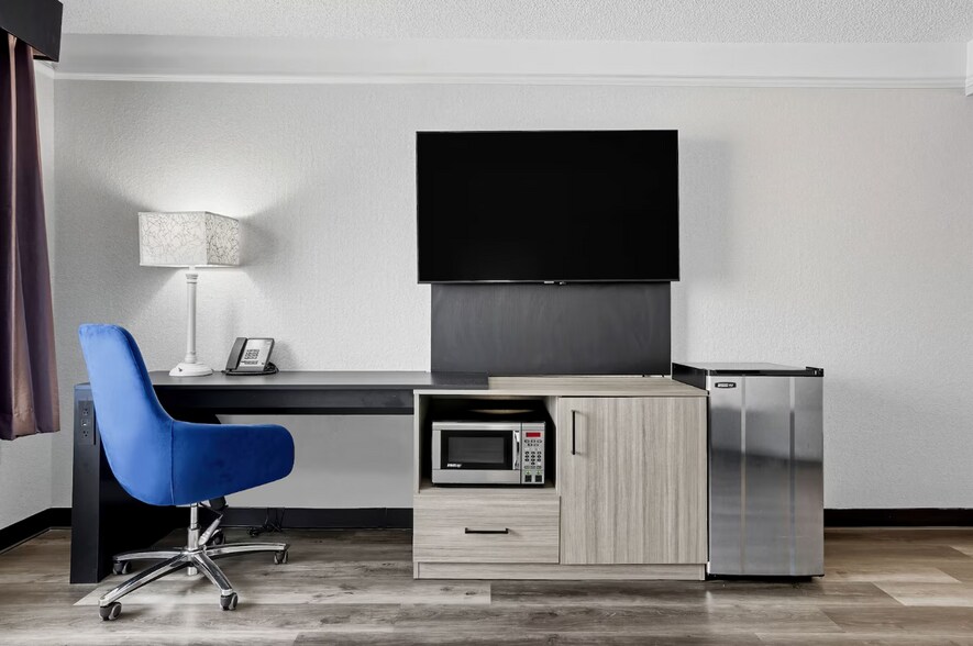 More Photos Of 8730 NW 27th St, Miami Hotel For Sale