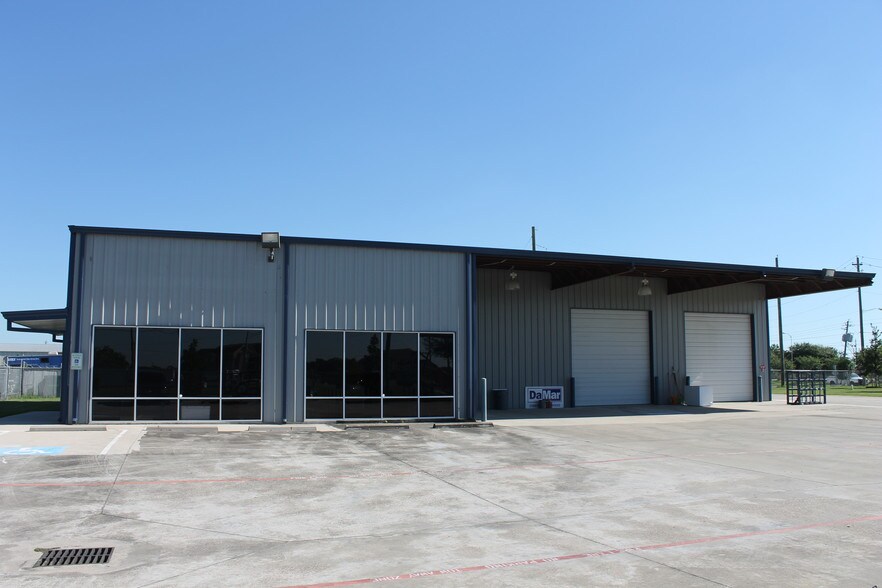 More Photos Of 8131 Red Bluff Rd, Pasadena Warehouse For Lease
