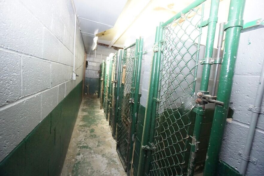 More Photos Of 25580 Lakeland Blvd, Euclid Veterinarian Kennel For Sale