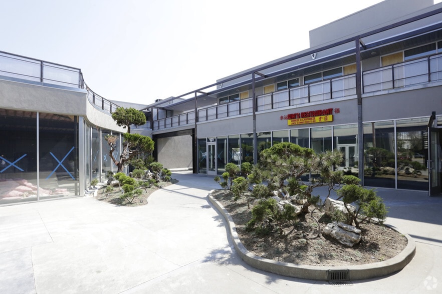 More Photos Of 3860 Crenshaw Blvd, Los Angeles General Retail For Lease