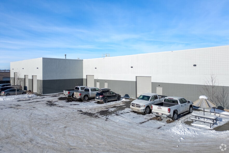 More Photos Of 2315 30th Ave NE, Calgary Showroom For Lease