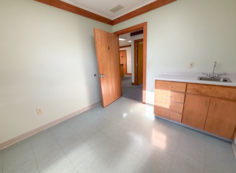 More Photos Of 3610 Moore Duncan Hwy, Moore Medical For Lease