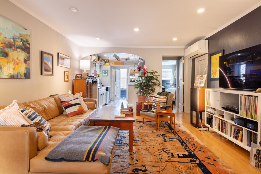 More Photos Of 43 N Front St, Kingston Restaurant For Sale