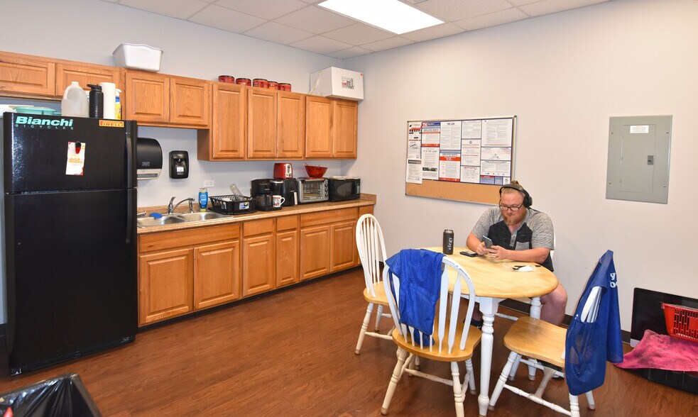 More Photos Of 650 Myatt Dr, Madison Warehouse For Lease