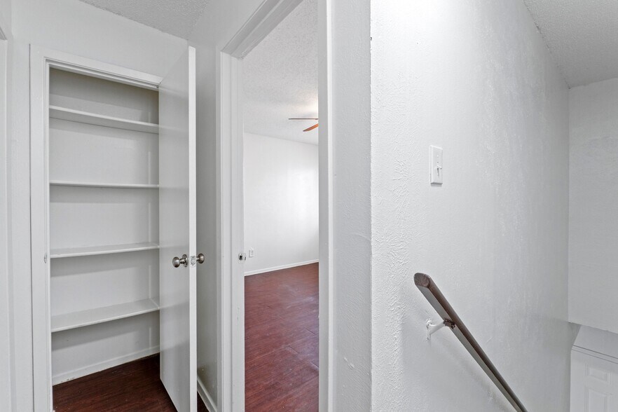 More Photos Of 6913 Wentworth Dr, Austin Multifamily For Sale