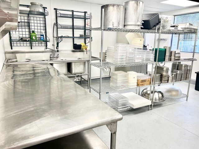 More Photos Of 1002 E Newport Center Dr, Deerfield Beach Flex For Lease