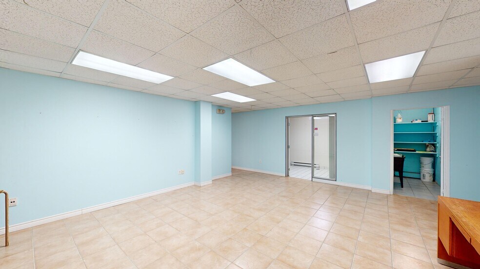 More Photos Of 2001 Rue Price, Saguenay Office Residential For Lease