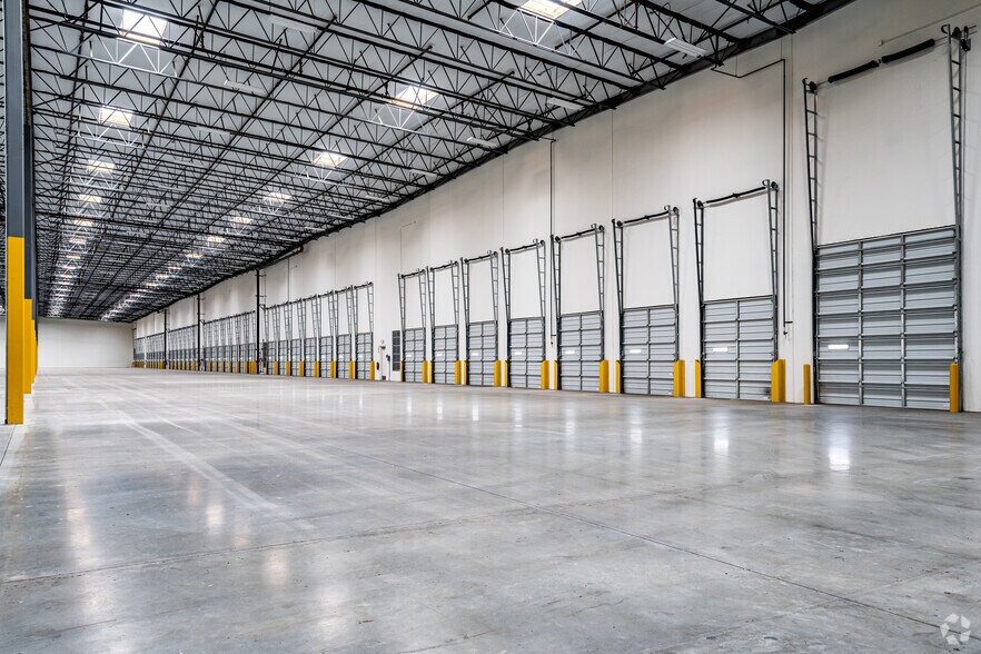 More Photos Of 24712 6th St, San Bernardino Distribution For Lease