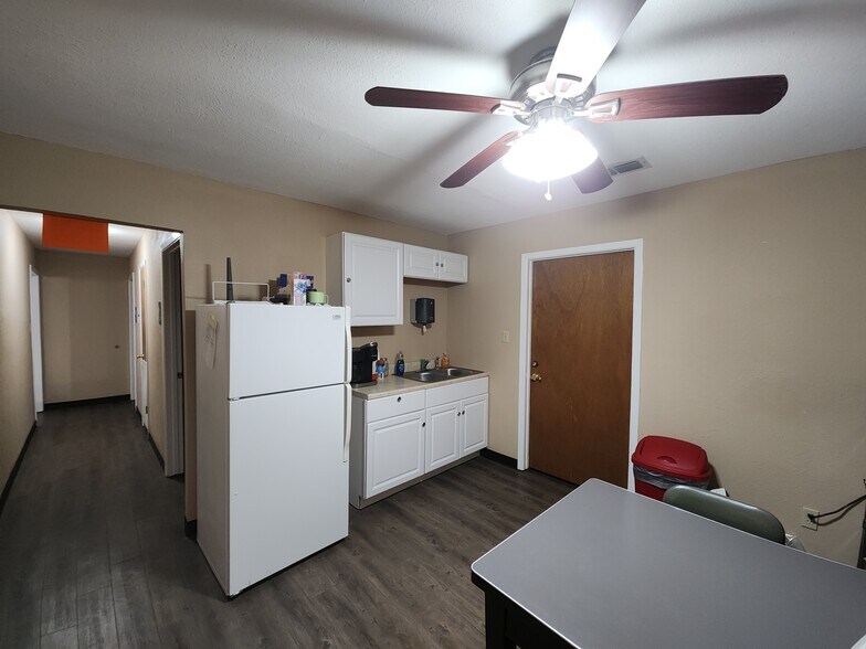 More Photos Of 603 E Empresario St, Refugio Office For Sale