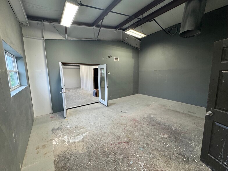 More Photos Of 4922 Port Royal Rd, Spring Hill Showroom For Lease