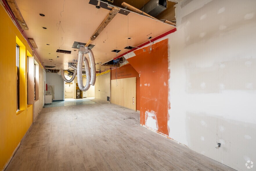 More Photos Of 1500-1530 Boul Henri-Bourassa O, Montréal Storefront For Lease