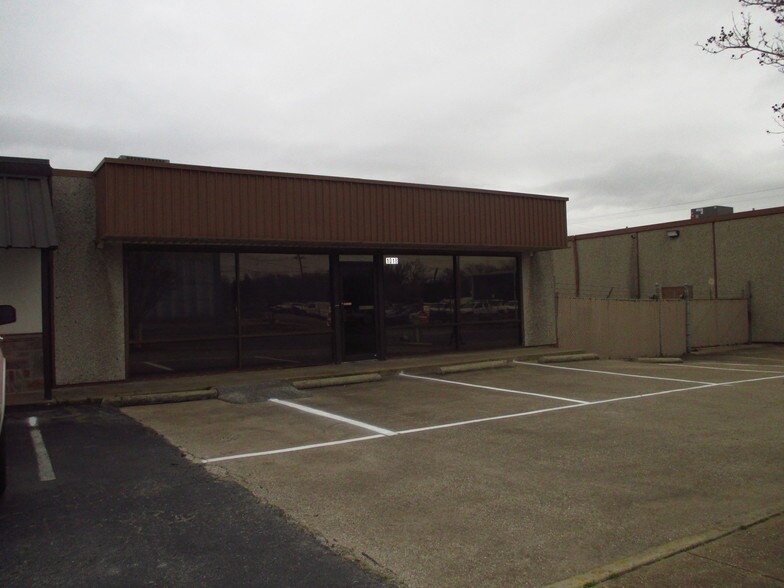 More Photos Of 1018 W Main St, Arlington Office For Lease