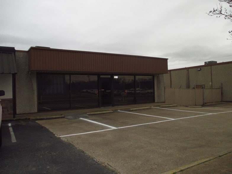 More Photos Of 1018 W Main St, Arlington Office For Lease