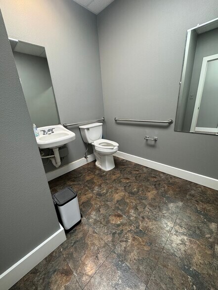 More Photos Of 15555 Tradesman Dr, San Antonio Light Distribution For Lease