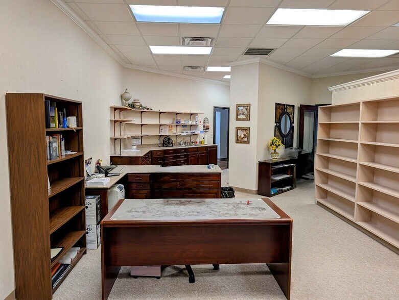 More Photos Of 6900 Sanger Ave, Waco Office For Sale