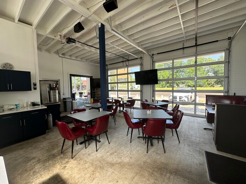 More Photos Of 1085 5th, Silsbee Restaurant For Lease