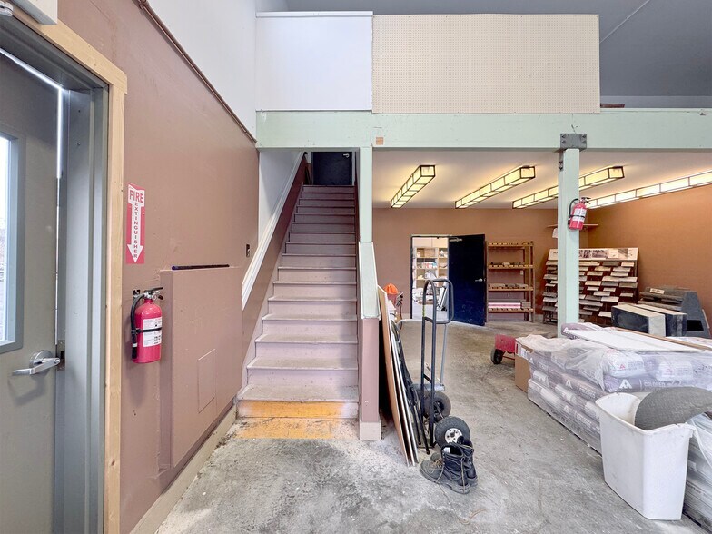 More Photos Of 3368 E Hwy 101, Port Angeles Showroom For Sale