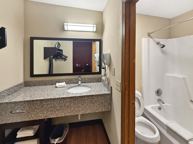 More Photos Of 5020 NE 14th St, Des Moines Hotel For Sale