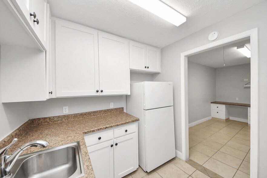 More Photos Of 2001 John St, Pasadena Office For Sale