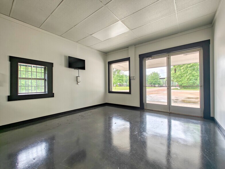 More Photos Of 13700 Hwy 70, Huntingdon Storefront For Sale