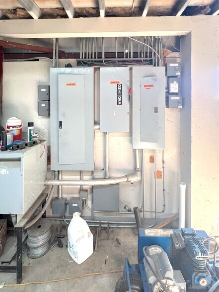 More Photos Of 209 S Country Club Rd, Anadarko Service Station For Sale