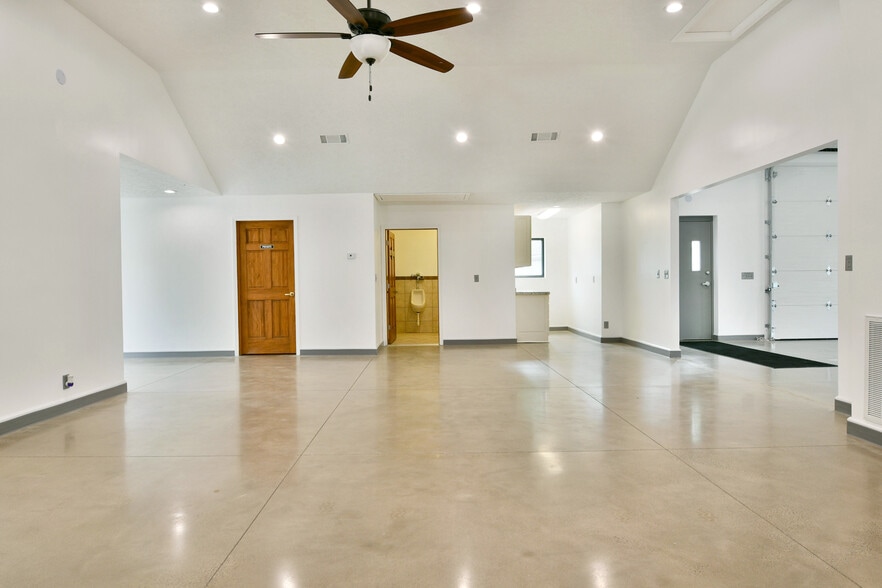 More Photos Of 3019 Parkman Rd NW, Warren Flex For Sale