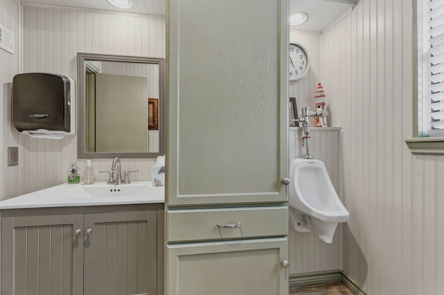 More Photos Of 3401 N Frazier St, Conroe Specialty For Sale