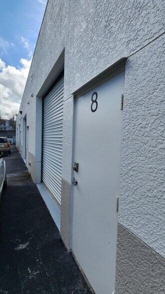 More Photos Of 2805 S Horseshoe Dr, Naples Showroom For Lease
