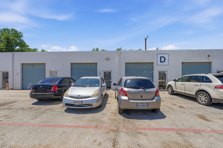 More Photos Of 2026 Pioneer Pky W, Arlington Showroom For Lease