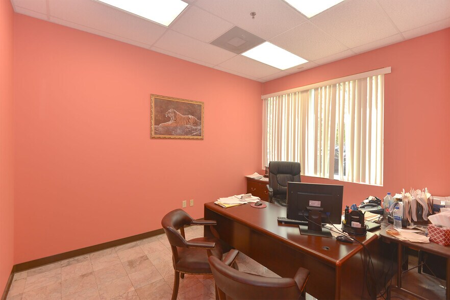 More Photos Of 7751 Kingspointe Pky, Orlando Light Distribution For Lease