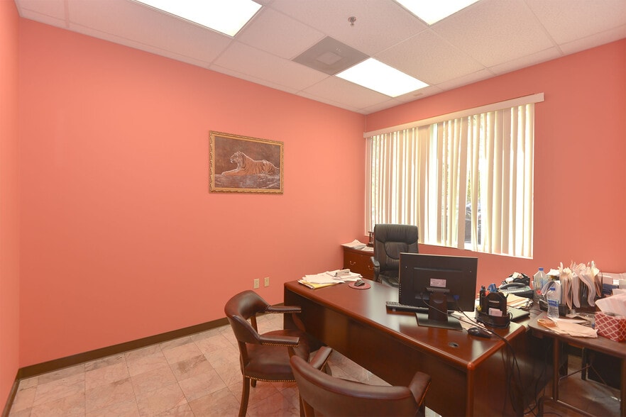 More Photos Of 7751 Kingspointe Pky, Orlando Light Distribution For Lease