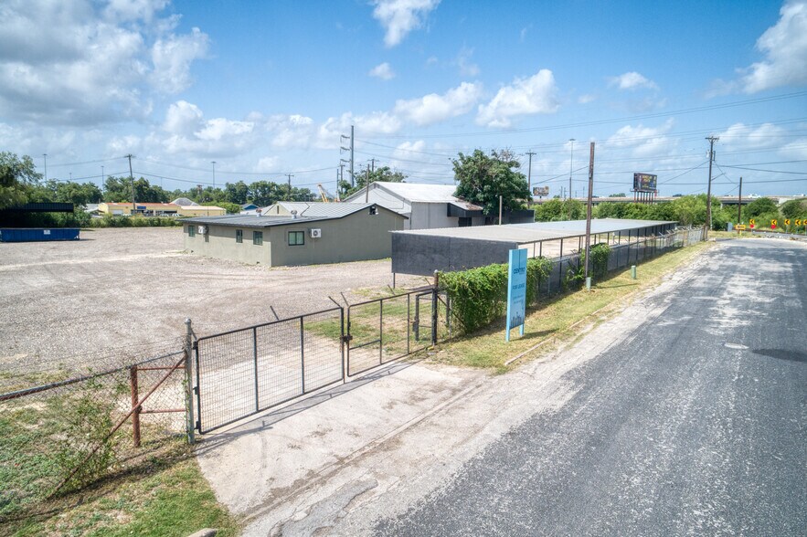 More Photos Of 1402 Hoefgen Ave, San Antonio Warehouse For Sale