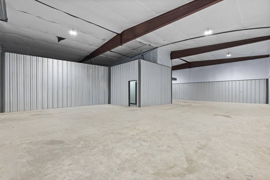 More Photos Of 7031 TX-75, Huntsville Manufacturing For Lease