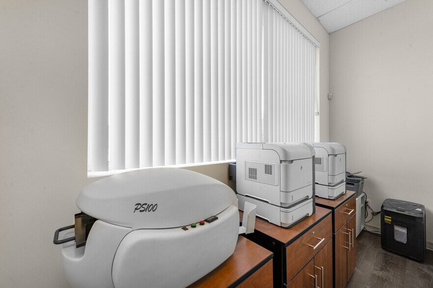 More Photos Of 3609 N Frazier St, Conroe Office For Sale