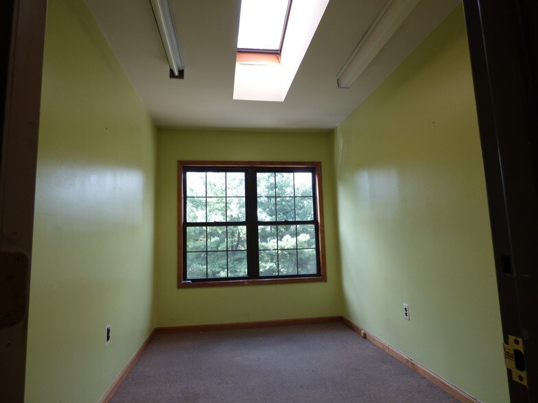 More Photos Of 1967 Lincoln Hwy, Edison Office For Sale