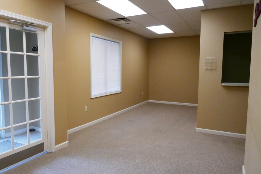 More Photos Of 142 Linden Dr, Winchester Office For Sale