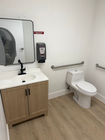 More Photos Of 1582 E Commercial Blvd, Oakland Park Freestanding For Lease