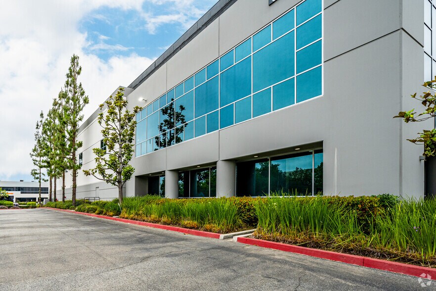 More Photos Of 302 Rockefeller Ave, Ontario Warehouse For Lease