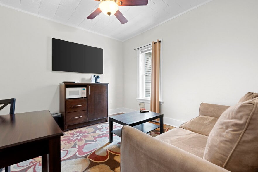More Photos Of 612 N Lakeshore Dr, Ludington Hotel For Sale